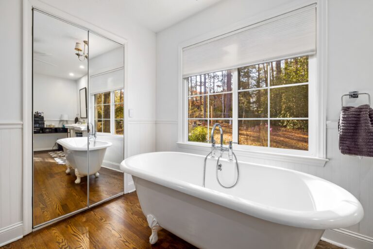 clawfoot tub